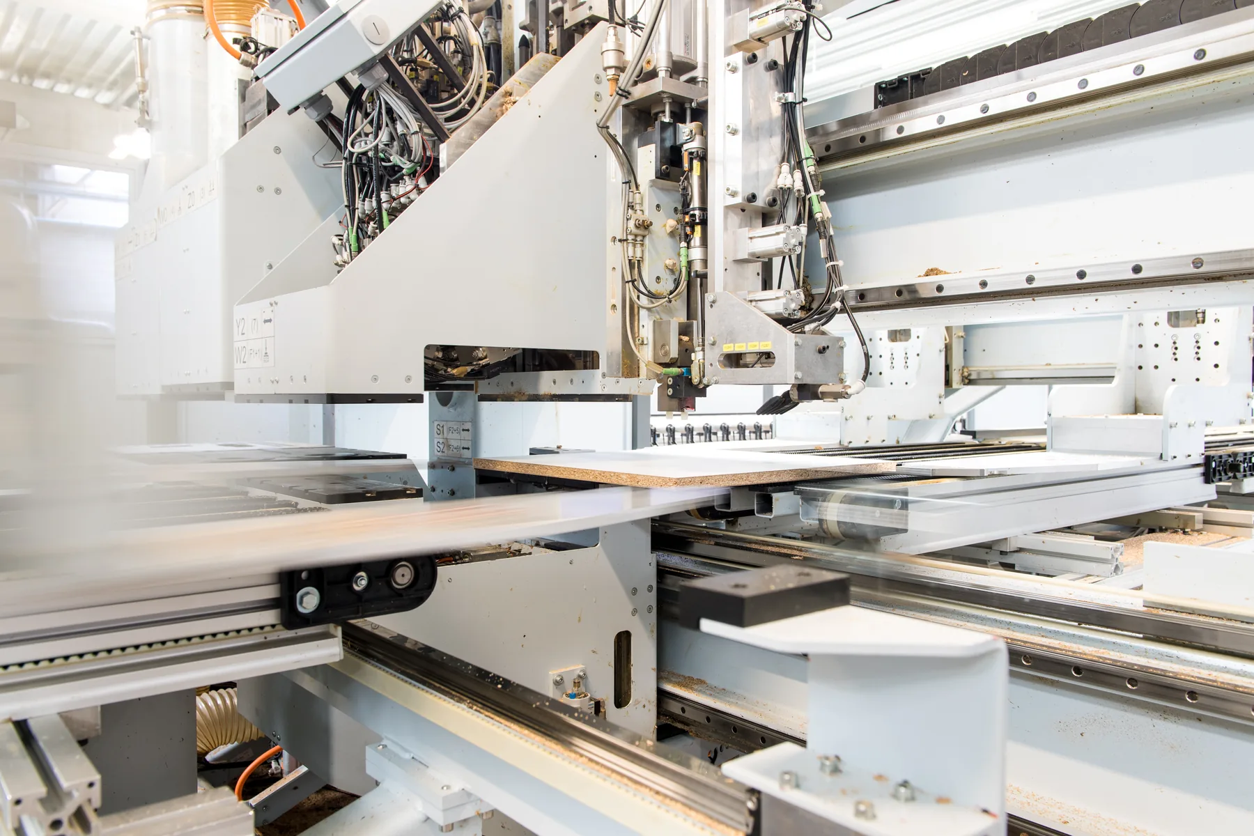 Tête d’usinage CNC au-dessus d’un panneau